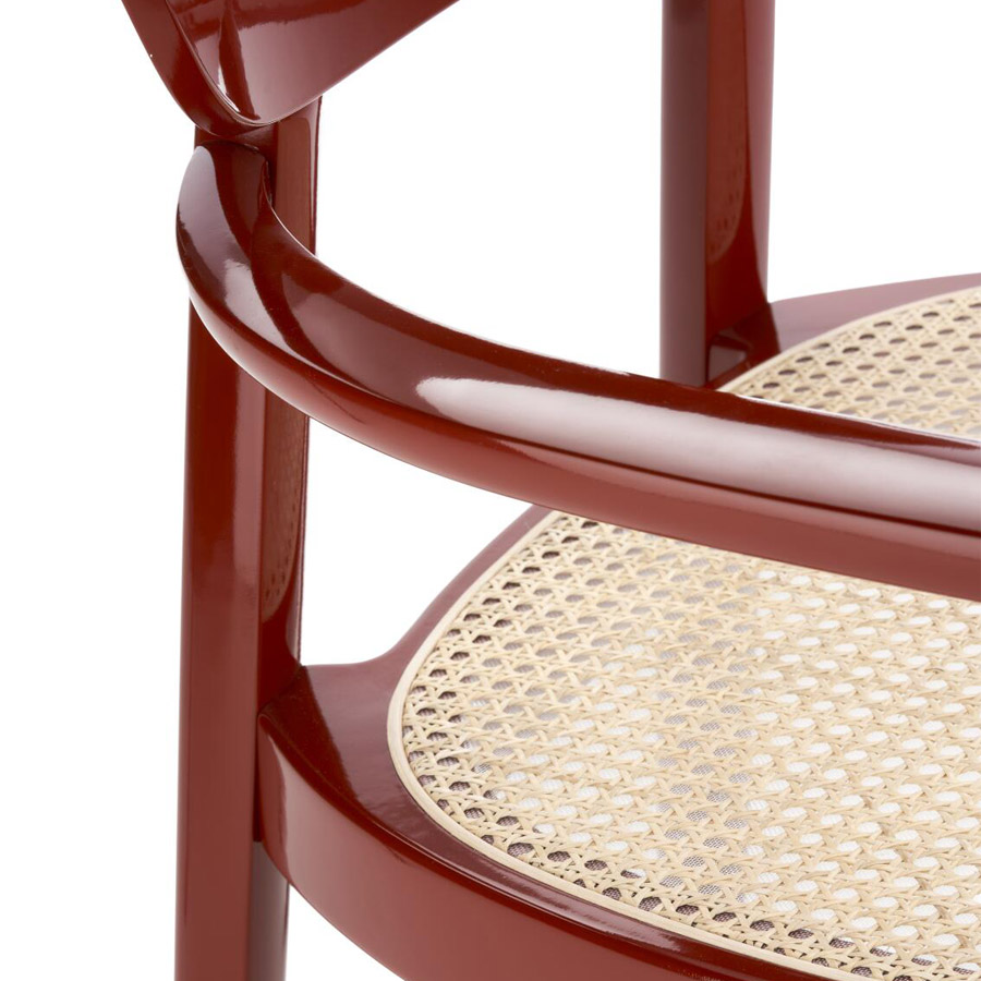 THONET 119 F Holzstuhl mit Armlehnen u. Rohrgeflecht-Sitz hochglanz dunkelrot - Nahaufnahme Armlehne