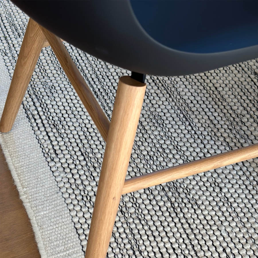 Kristalia ELEPHANT - Schale schwarz - Nahaufnahme Holzgestell Eiche natur