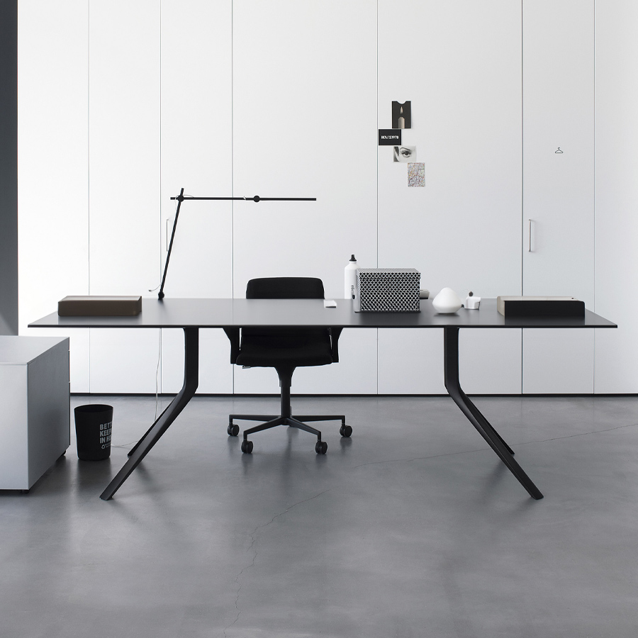 Kristalia Oops I Did It Again | Platte Ingo schwarz | Gestell Aluminium schwarz lackiert | Beispielbild