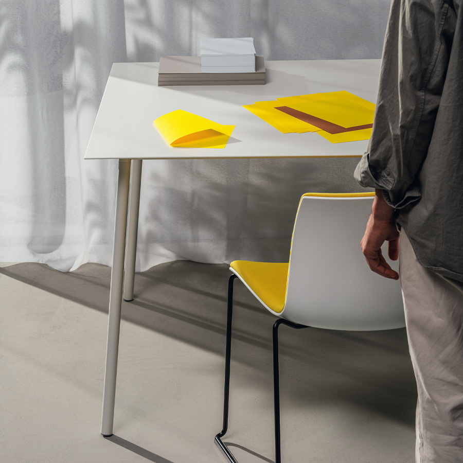 Arper Onemm Tischplatte weiß, Gestell Stahl, weiß lackiert