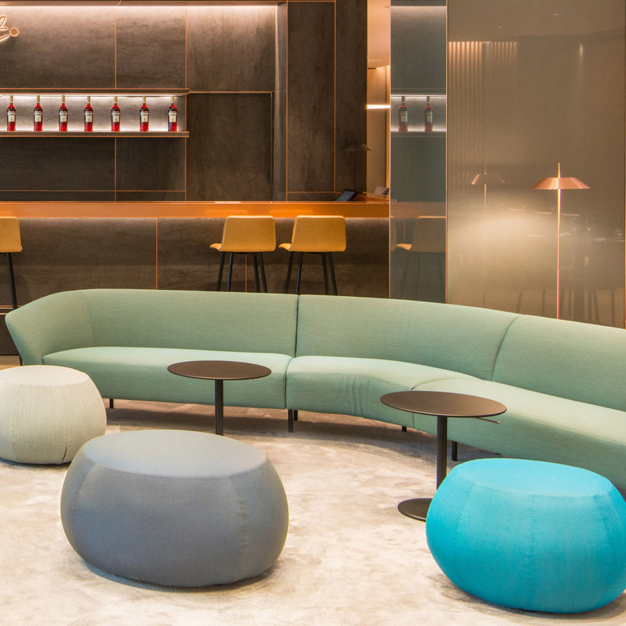 Arper Pix Table und Sitzhocker