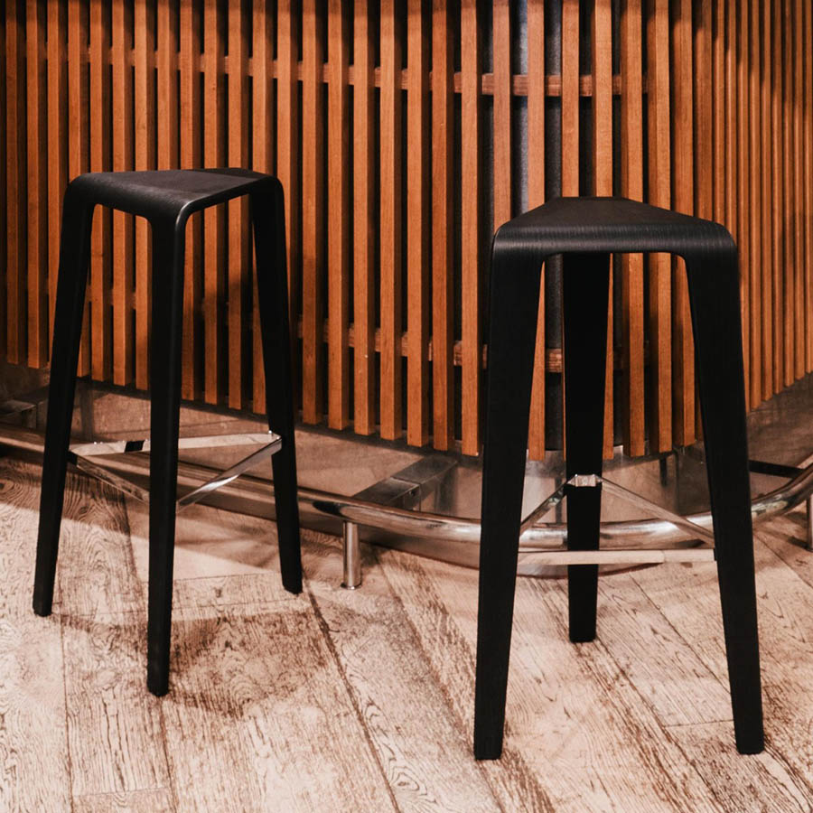 Arper Ply Barhocker Höhe 76 cm in Eiche schwarz