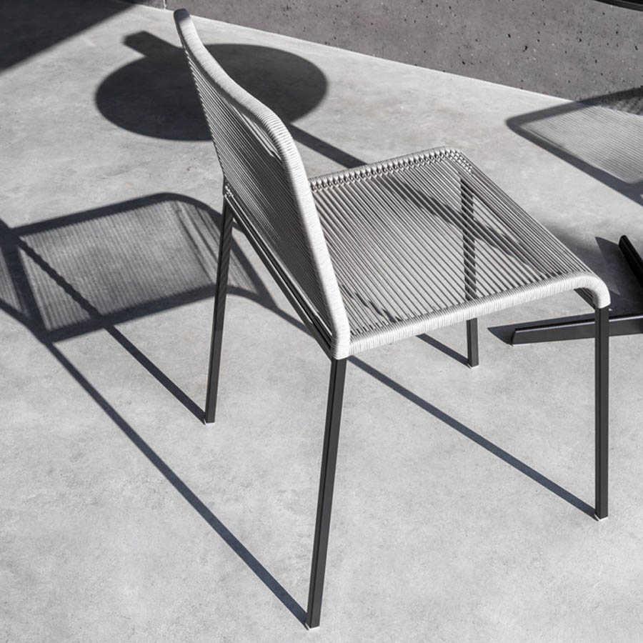 lapalma ARIA S43 Gartenstuhl ohne Armlehnen | Vierfuß-Gestell schwarz | Sitzfläche und Rücken weiß