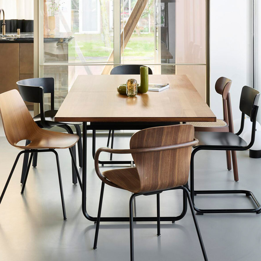 Thonet S 1072 Tischplatte Nussbaum geölt, Gestell tiefschwarz