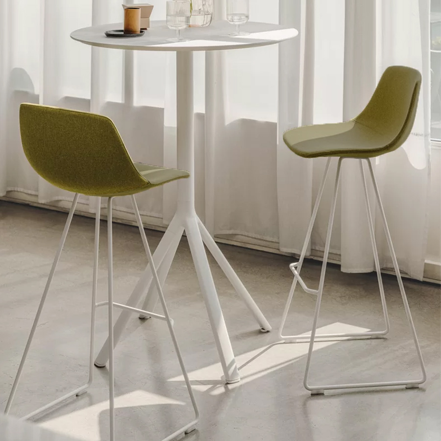 lapalma Miunn Barhocker mit Kufengestell weiß und Sitz bezogen mit Medley 68005