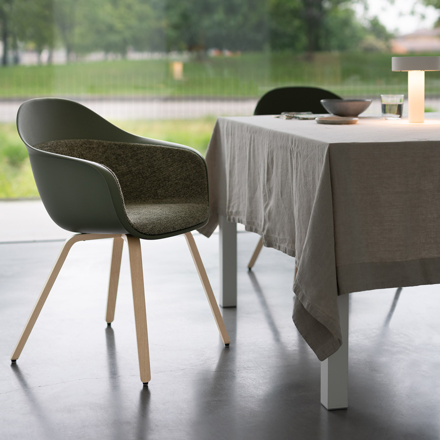 Kristalia ELEPHANTINO Stuhl Holzgestell | Sitz gepolstert | Beispielbild