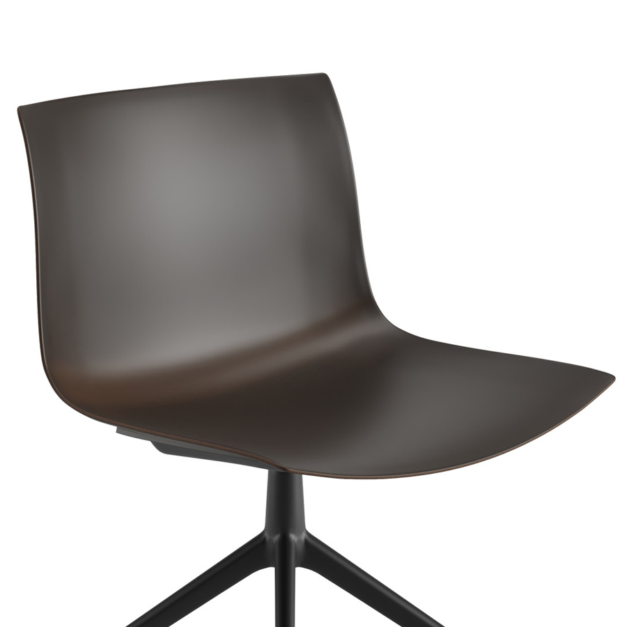 Arper Catifa Carta 3137 | Sternfuß | Schale Coffee | Gestell schwarz | Nahaufnahme