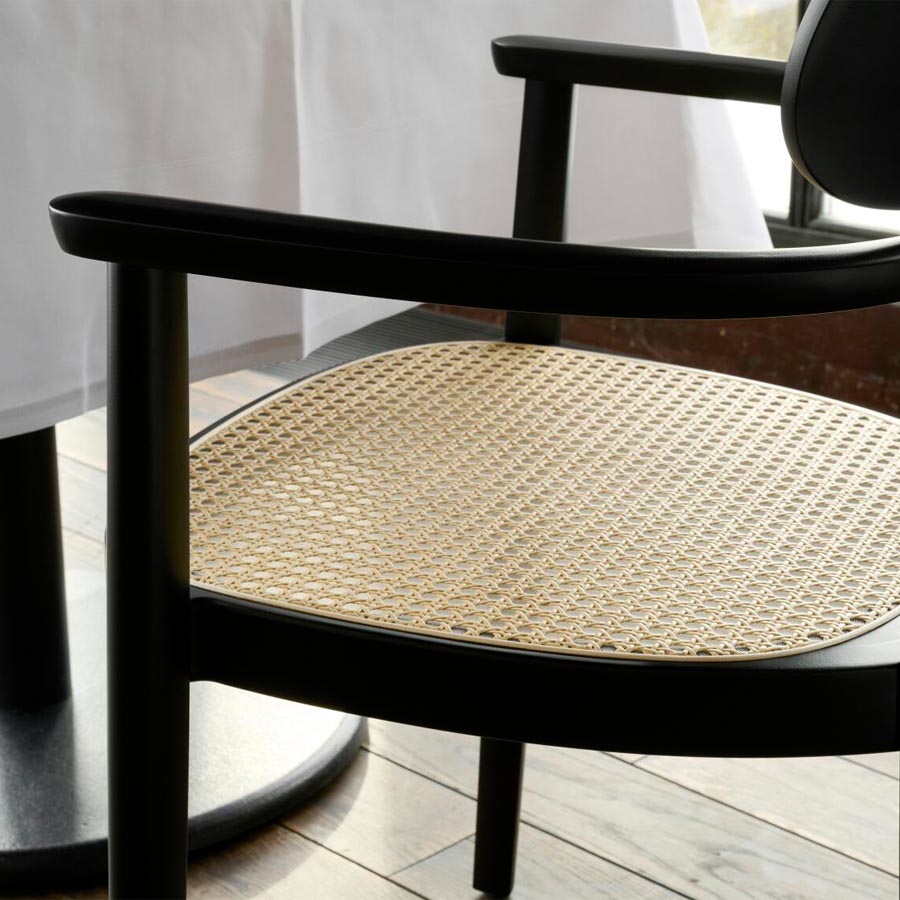 THONET 118 FV Holzstuhl mit Armlehnen | Rohrgeflecht-Sitz | Beispielbild