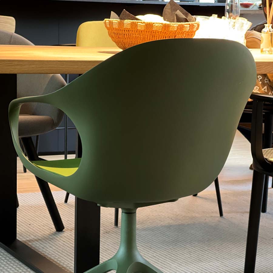 Kristalia ELEPHANT Drehstuhl Sitzschale olivgrün Gestell olivgrün