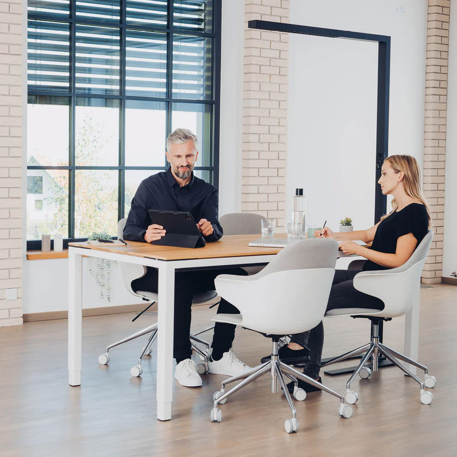 Yaasa Stehleuchte Lamp Pro mit Tisch Yaasa Desk Four