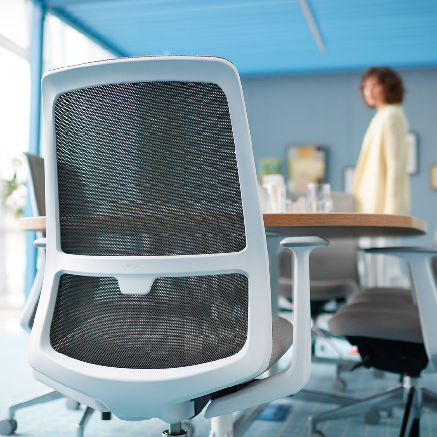 HAWORT Soji Bürodrehstuhl braun mit Netzrücken - Beispielbild