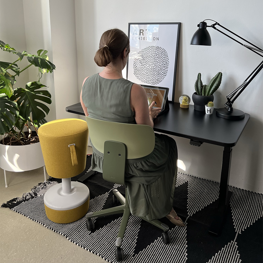 Schreibtisch NewWORK elektrisch höhenverstellbar Platte abgerundet komplett schwarz - Beispielbild