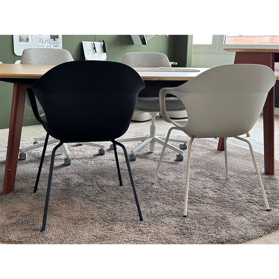 Kristalia ELEPHANTINO Stuhl mit Vierfußgestell Farbe elfenbein und graphit