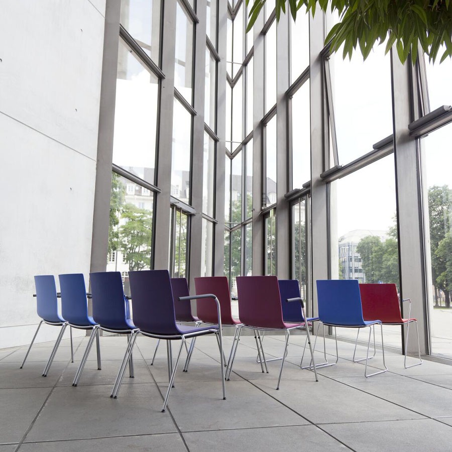 THONET S 160 F Konferenzstuhl mit Armlehnen | Gestell chrom | Beispielbild