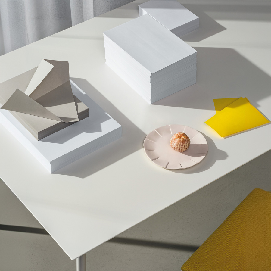 Arper Onemm Tischplatte weiß, Gestell Stahl, weiß lackiert