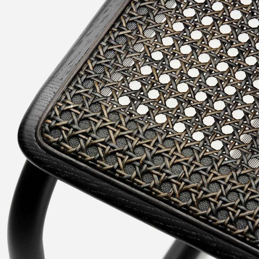 THONET S 32 V Dark Melange schwarz | Stahlrohr-Freischwinger | Gestell schwarz | Nahaufnahme Sitzrohrgeflecht dunkel