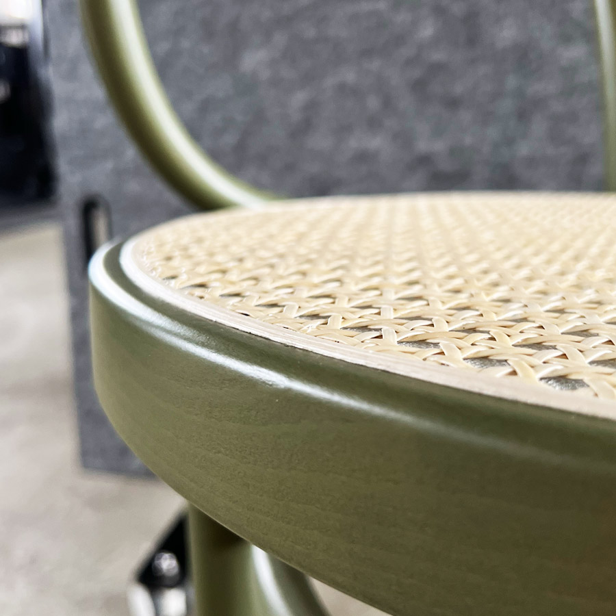 THONET 209 Bugholzarmlehnenstuhl | Rohrgeflecht-Sitz | Buche olivgrün gebeizt | Nahaufnahme