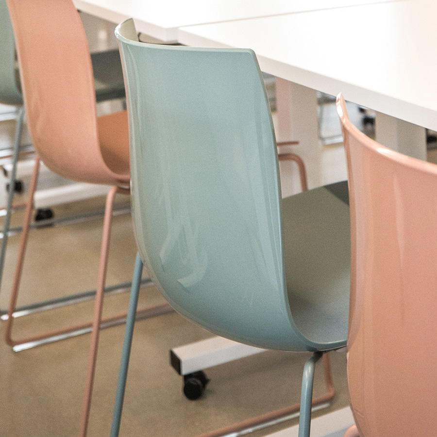 Arper Catifa 46 0278 in den Farben Monocolor Petrol und Altrosa