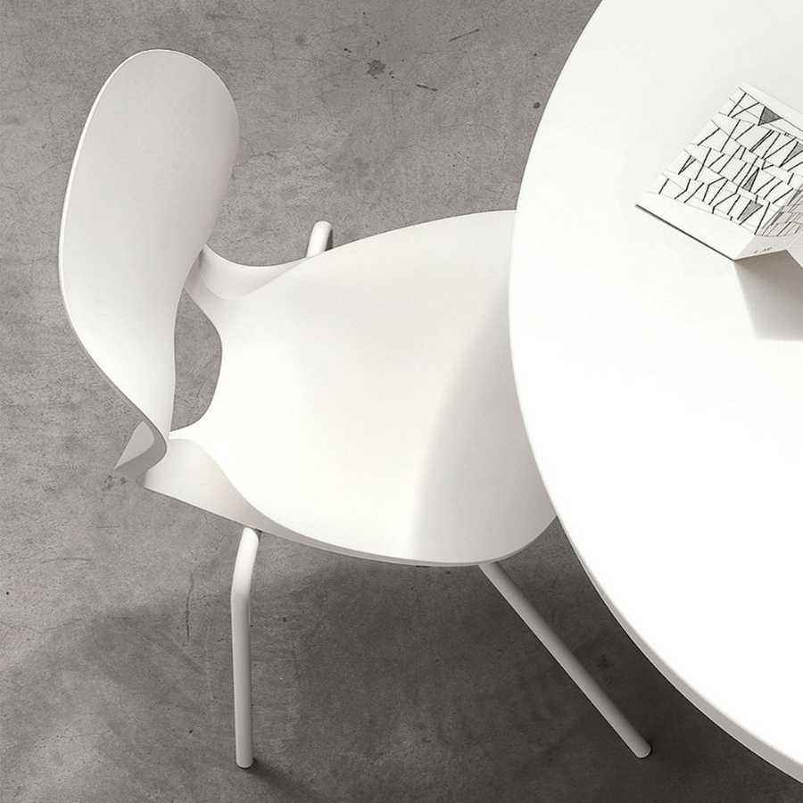 Kristalia PIKAIA Stuhl mit Vierfußgestell weiß - Beispielbild