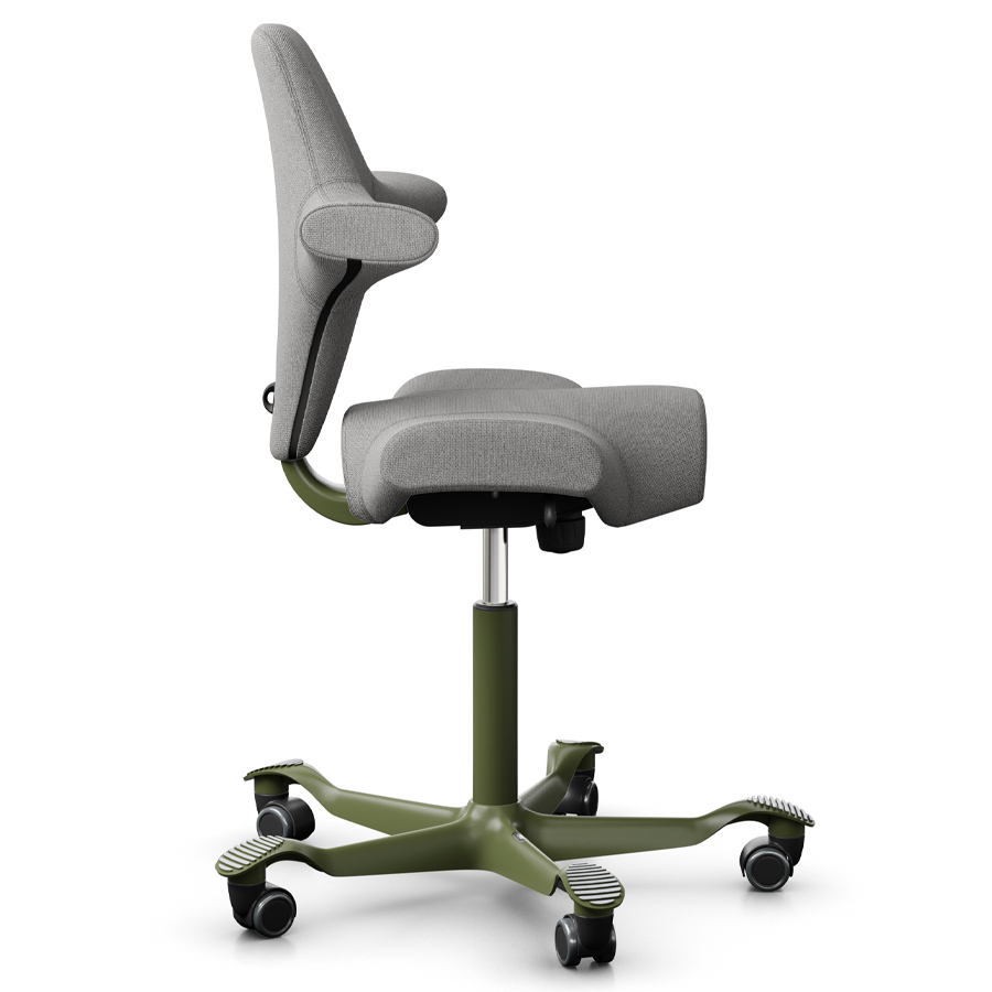 HAG CAPISCO 8106 Stoff Cura hellgrau mit Sattelsitz - Gestell Moss grey - Seite