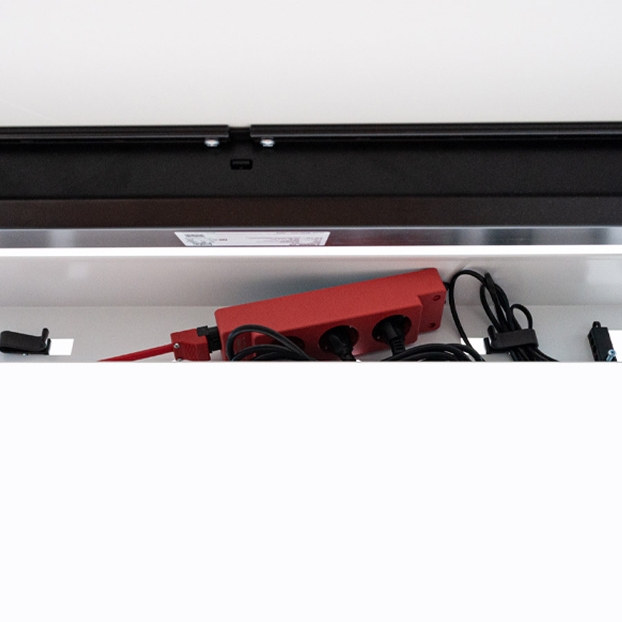 Schreibtisch NewWORK Kabelkanal Detailansicht - Steckdose Rot