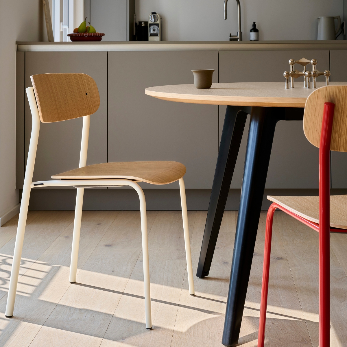 THONET S 243 Stahlrohrstuhl | Eiche klar lackiert | Gestell perlweiß