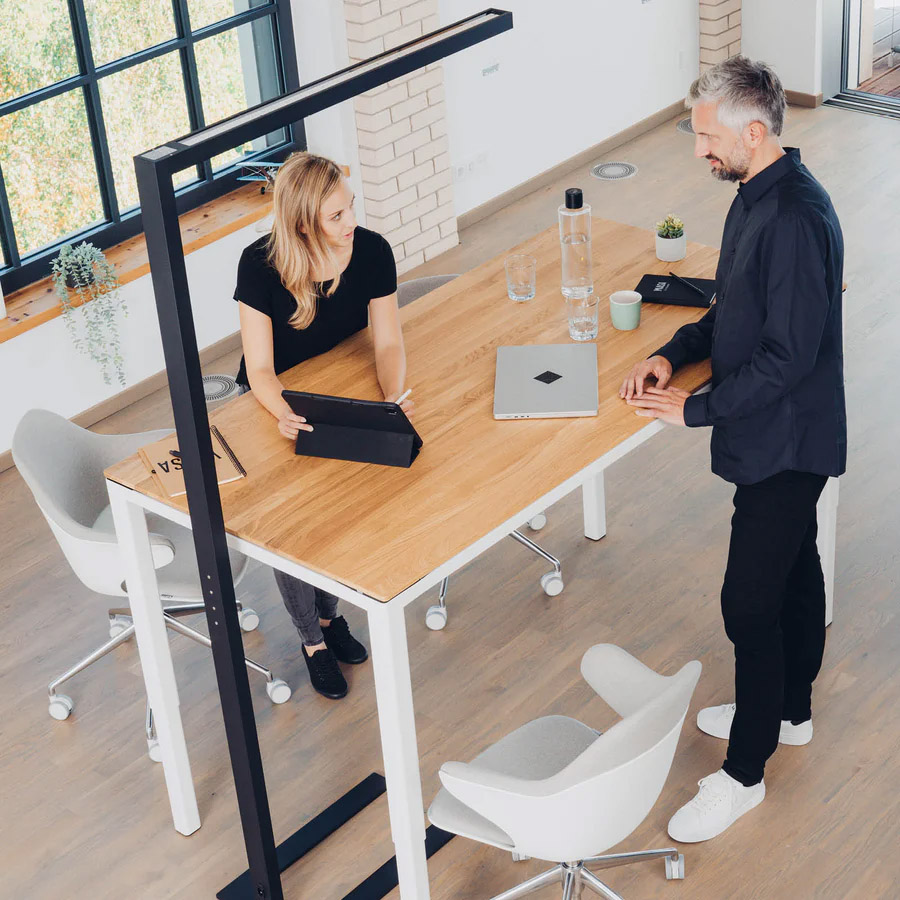 Yaasa Stehleuchte Lamp Pro mit Tisch Yaasa Desk Four