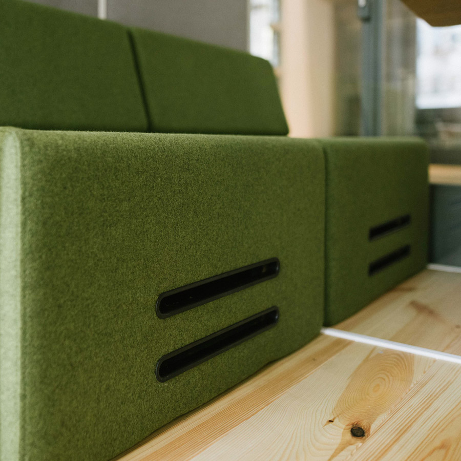 Bejot Treehouse TH4 Akustikkabine Nahaufnahme Sofas mit integriertem Belüftungssystem