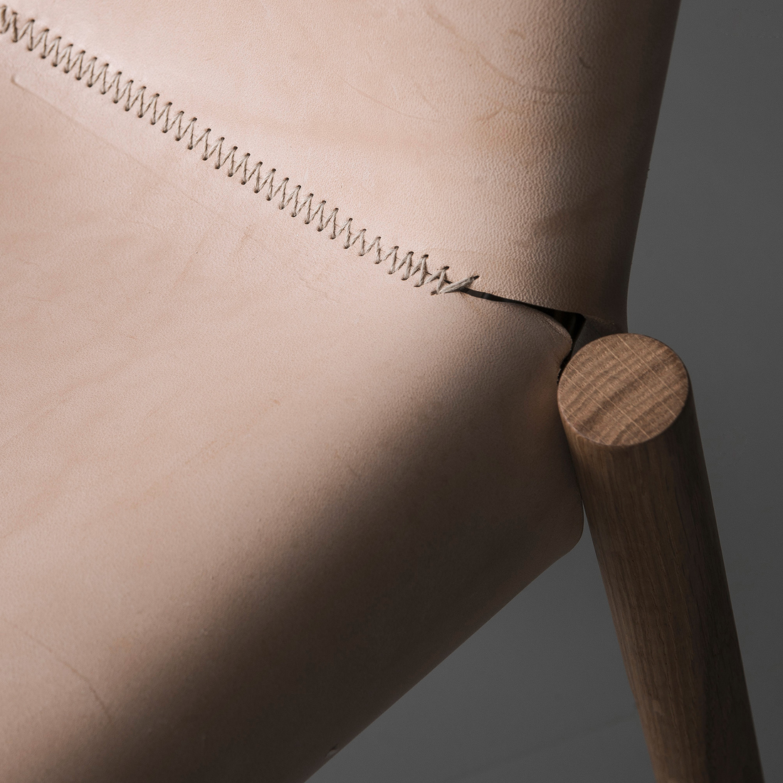 1085 Edition Kristalia Leder natur Detail