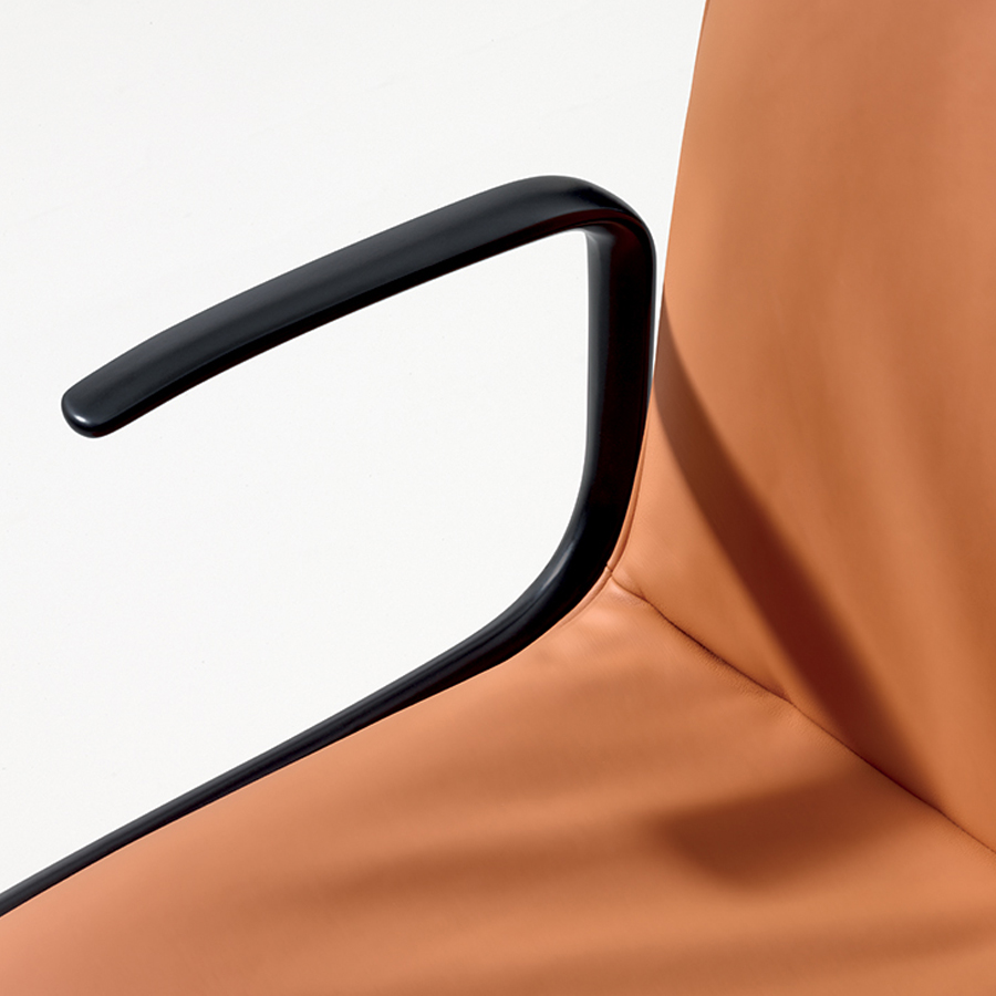 Arper CATIFA Up Leder Elmo soft mit Armlehnen - Nahaufnahme  Farbe ES54035 (Cognac)