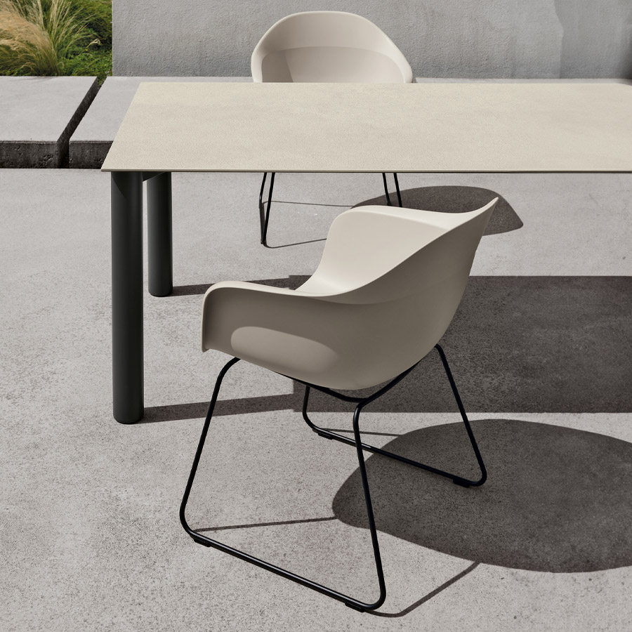 Kristalia ELEPHANTINO Stuhl mit Kufengestell schwarz | Schale in Elfenbein | Beispielbild