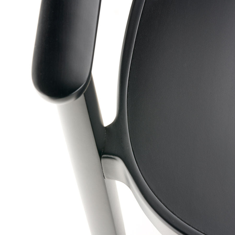 THONET 119 MF Holzstuhl mit Armlehnen und Muldensitz Buche gebeizt schwarz - Nahaufnahme Armlehne