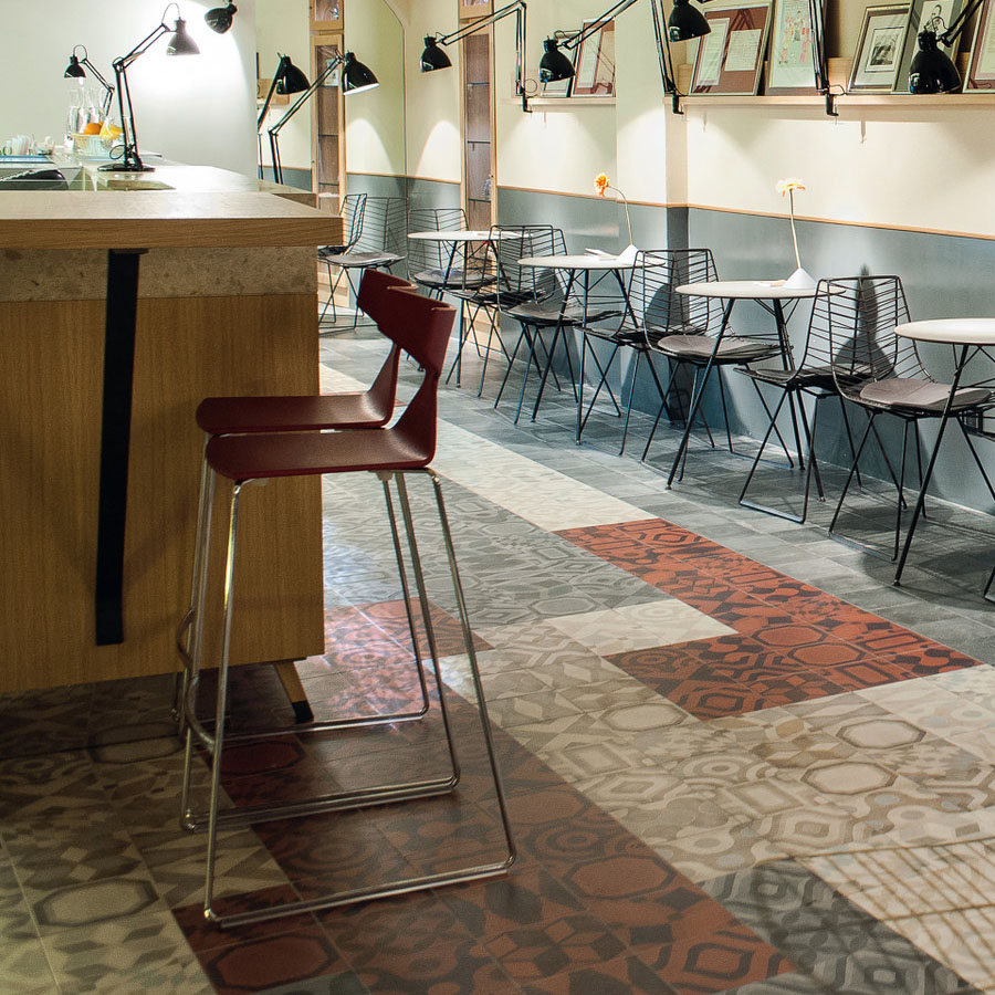 Arper Saya Barhocker mit Sitzschale in Holz Eiche natur und Gestell verchromt Höhe 75 cm