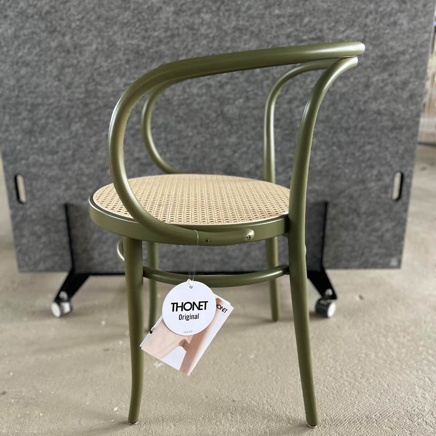 THONET 209 Bugholzarmlehnenstuhl | Rohrgeflecht-Sitz | Buche olivgrün gebeizt | Seitenansicht