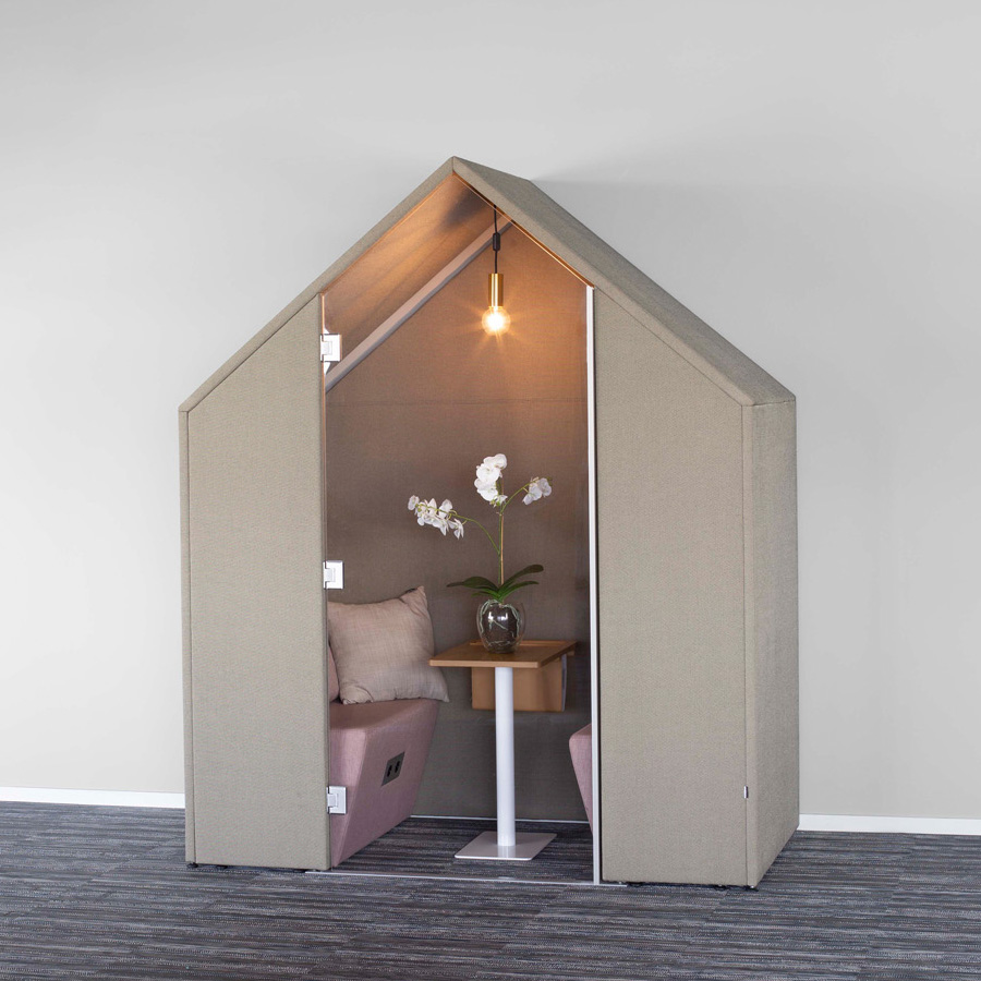 Götessons Half a Hut - Rückseite geschlossen - Frontseite mit Frontblenden & Plexiglastür