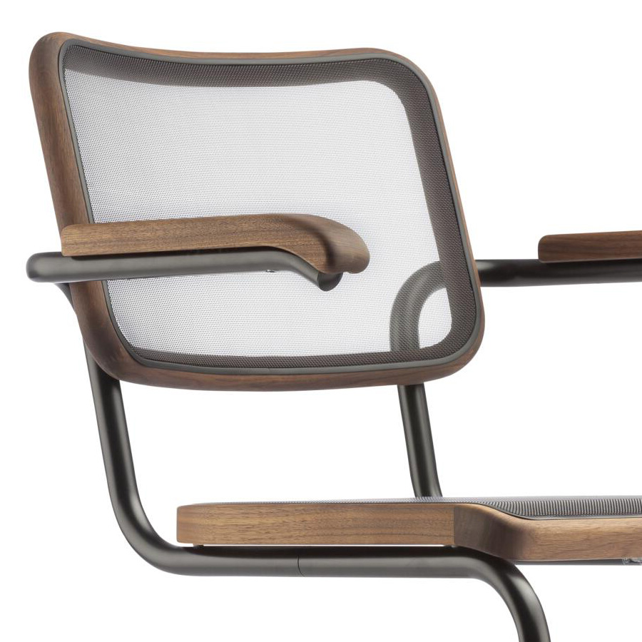 THONET Stahlrohr-Freischwinger S 64 N mit Armlehnen u. Netzbespannung schwarz - Gestell schwarz - Nahaufnahme