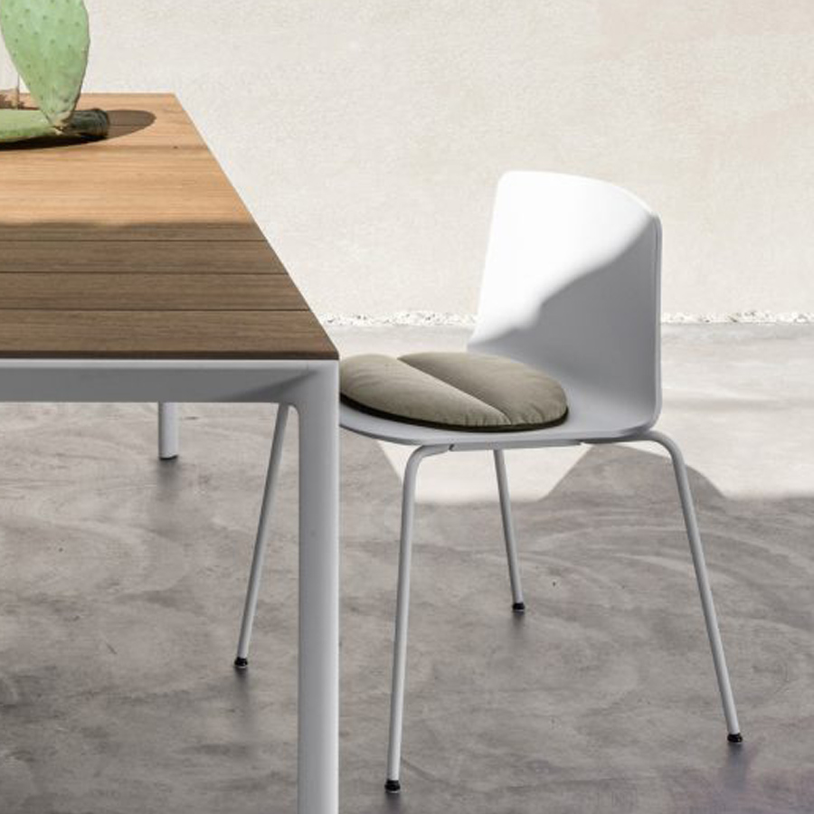 Kristalia Maki | Outdoor Tisch | Slatted Teakholz Platte | Hier mit Beispielstuhl RAMA