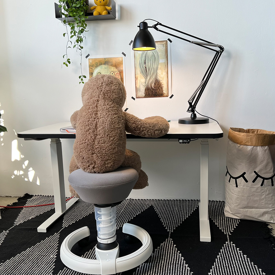 Kinder Schreibtisch CLEO elektrisch höhenverstellbar Weiß mit Faultier