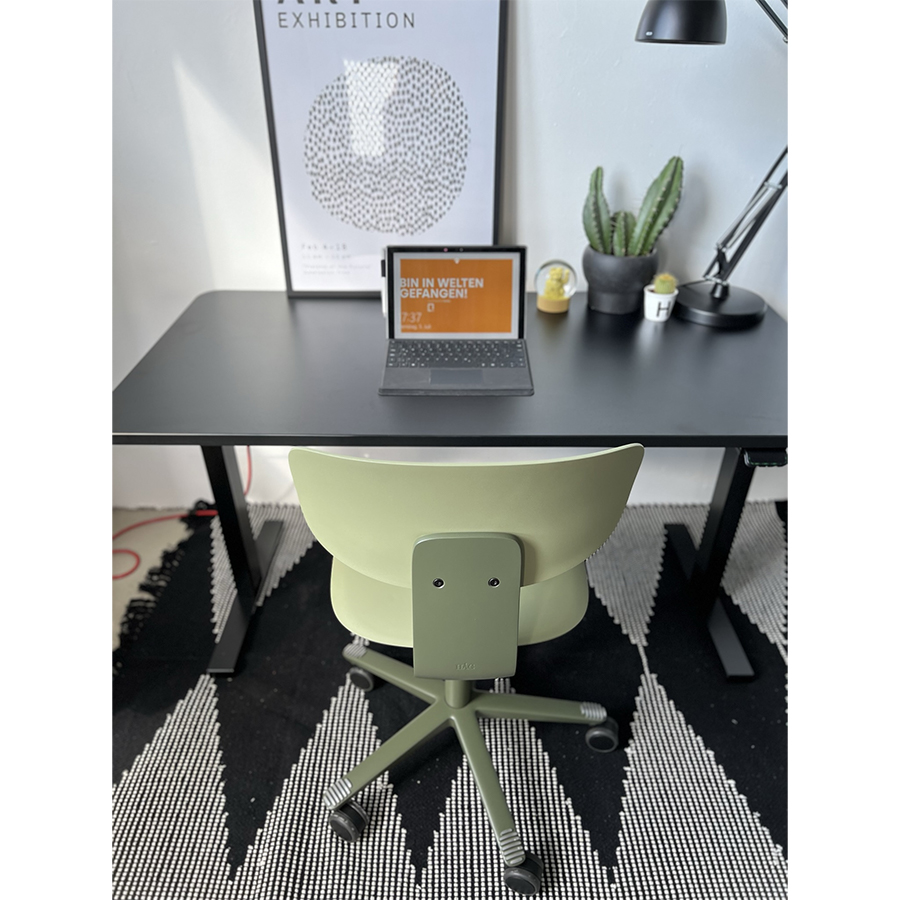 Schreibtisch NewWORK elektrisch höhenverstellbar - Platte abgerundet komplett schwarz - Beispielbild