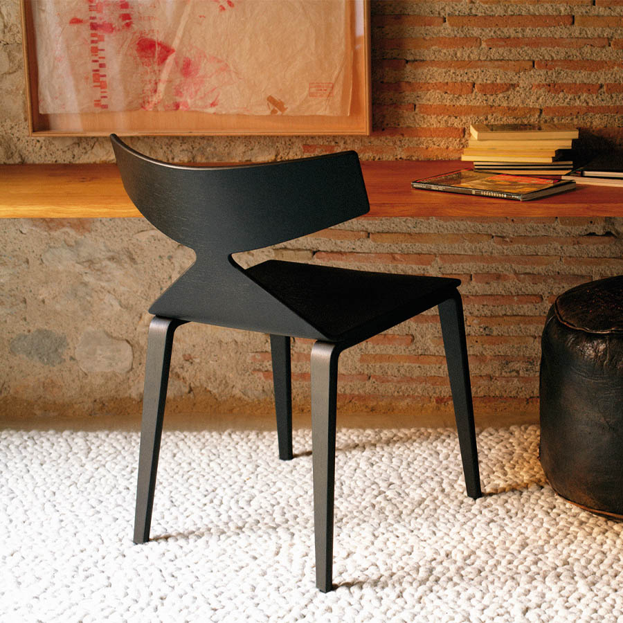 Arper SAYA 3701 Vierfuß Holzbeine - schwarz