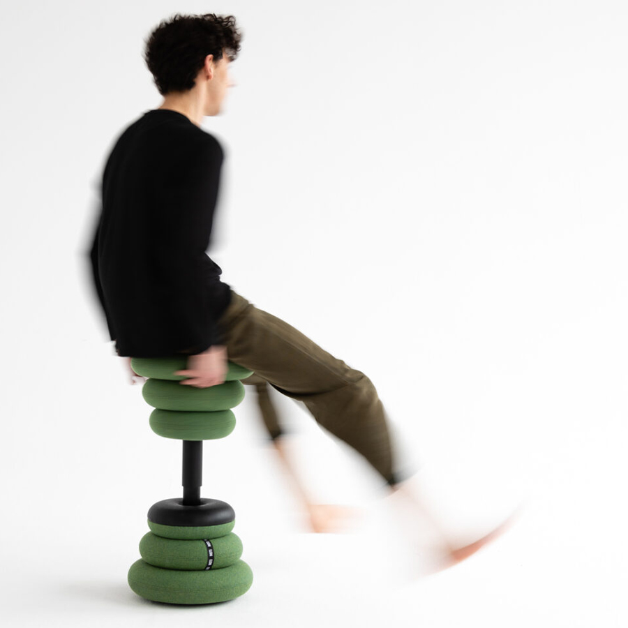 Noti Banffy Sitzhocker in Benutzung