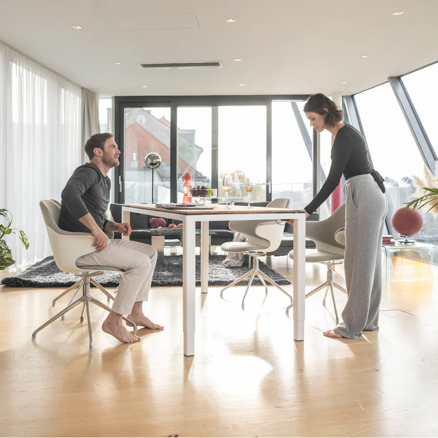 Yaasa Desk Four Tisch Gestell weiß, Tischplatte Eiche natur Massivholz