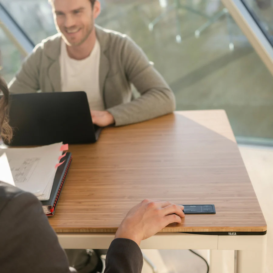Yaasa Desk Four Tisch Gestell weiß, Tischplatte Bambus, Größe 160 x 80 cm mit integrierten Bedienelement