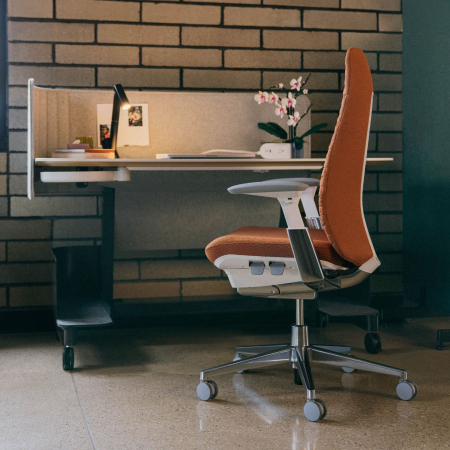 HAWORTH Fern Digital Knit Emberglow mit Gestell weiß, 4D-Armlehnen und Fußkreuz Aluminium poliert