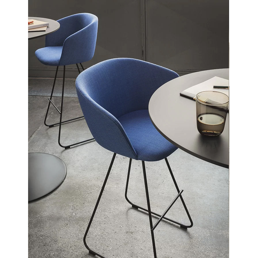 lapalma Glove Barhocker blau mit Gestell schwarz