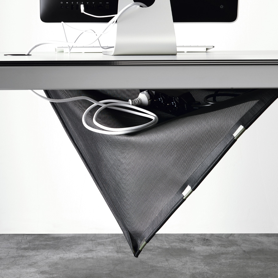 Kristalia Sushi Esstisch - Beispielbild - Arbeitstisch - Kabelhalterung