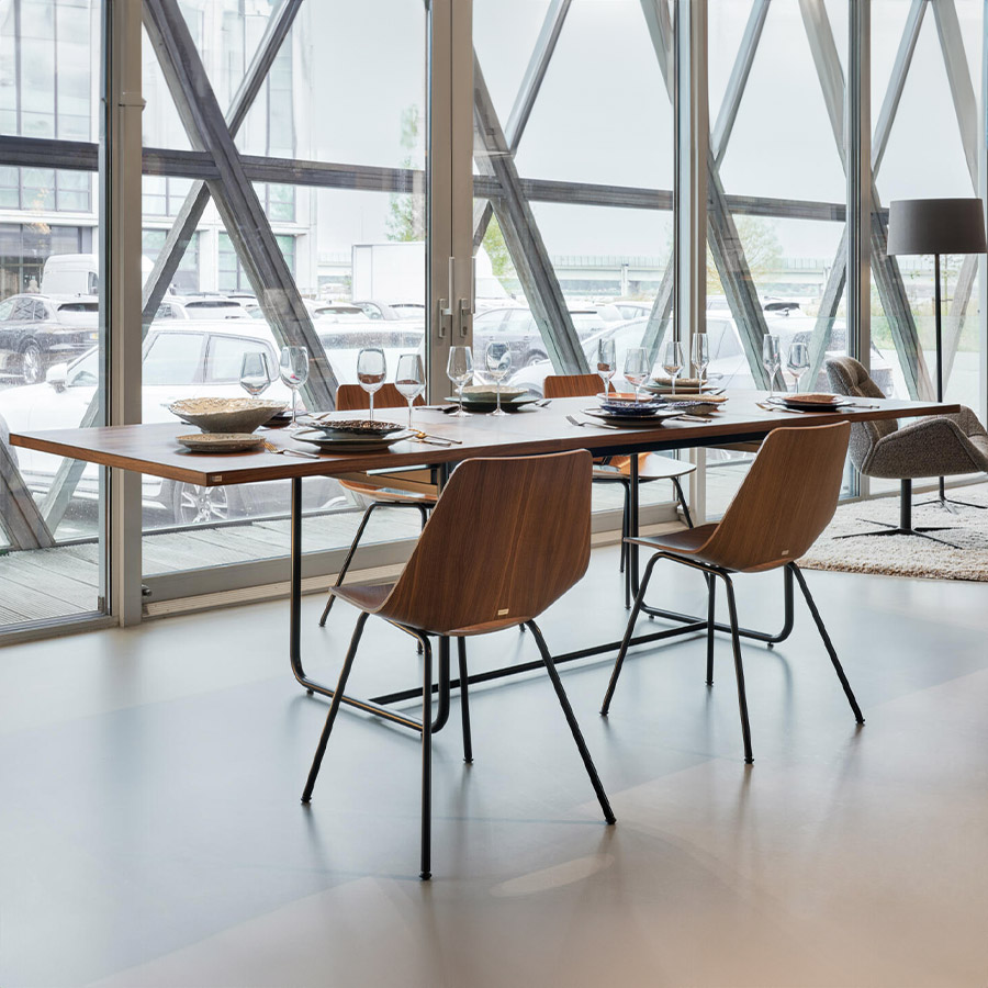 Thonet S 1072 Tischplatte Nussbaum geölt, Gestell tiefschwarz