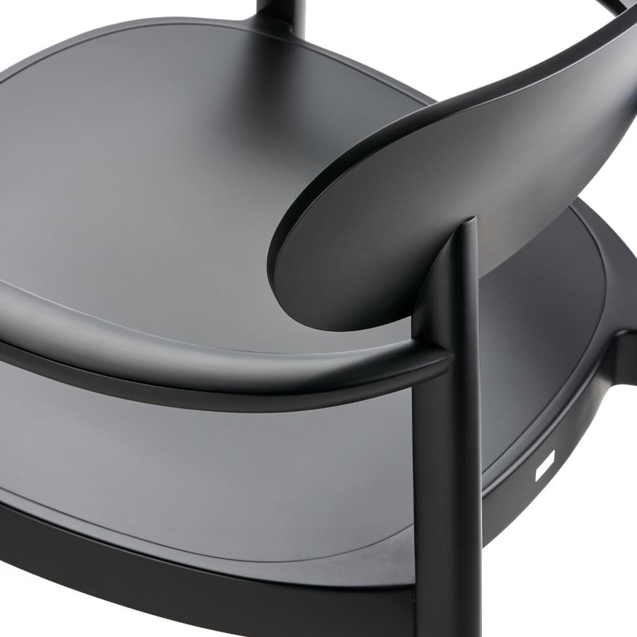 THONET 119 MF Holzstuhl mit Armlehnen und Muldensitz Buche gebeizt schwarz - Nahaufnahme Rückenlehne