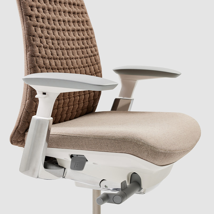 HAWORTH Fern Digital Knit Dune Rose mit Gestell weiß, 4D-Armlehnen und Fußkreuz Aluminium poliert