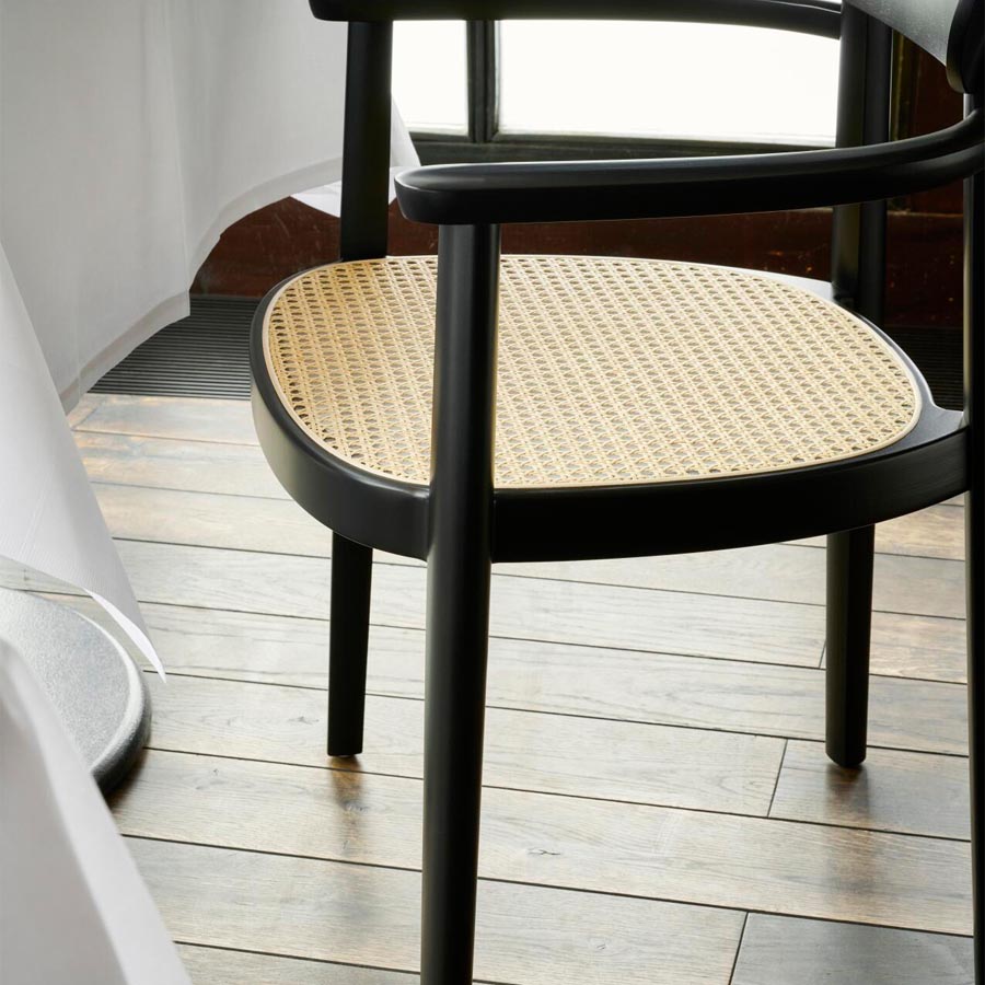 THONET 118 FV Holzstuhl mit Armlehnen | Rohrgeflecht-Sitz | Beispielbild